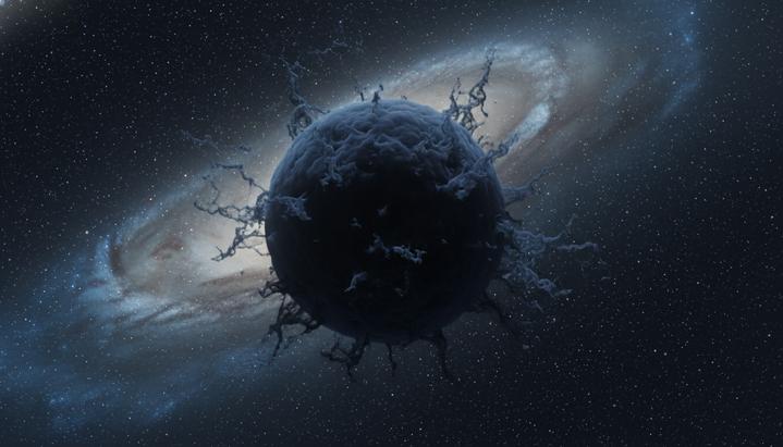 Сферическое изолированное облако газа и темной материи в глубоком космосе. На заднем плане видны тусклые очертания спиральной галактики.