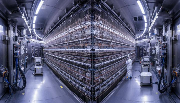 Эксперимент MicroBooNE опроверг существование стерильного нейтрино Внутренняя часть большого детектора частиц: сложная система из проводов, датчиков и металлических конструкций в камере.