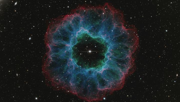 В туманности Кольцо обнаружена гигантская структура из железа Туманность Кольцо – светящееся кольцо газа в космосе с белой звездой в центре. Внутри кольца видна прямая вытянутая структура из железа.