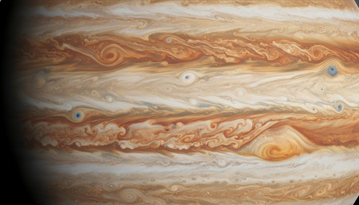 Ученые уточнили состав и динамику атмосферы Юпитера Крупный план бурлящих вихрей в атмосфере Юпитера, показывающий плотные облака и штормы кремового, оранжевого и коричневого цветов.
