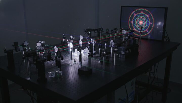 Физики обнаружили многомерные топологические структуры в запутанных фотонах