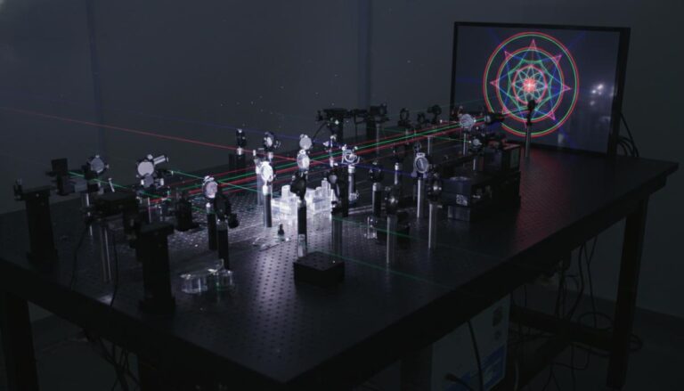 Физики обнаружили многомерные топологические структуры в запутанных фотонах