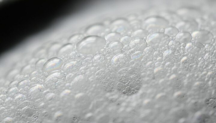 Японские физики объяснили механизм утечки жидкости из пены